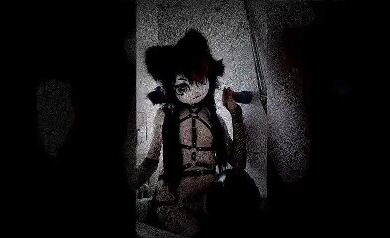 Egy szörny a fürdőszobámban - Furry Kigurumi Nyra élvezi a fantasy dildót