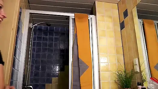 Cewek hot rambut cokelat lagi asik nyepong kontol di kamar mandi