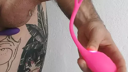 Peniste vibratörle oynuyor