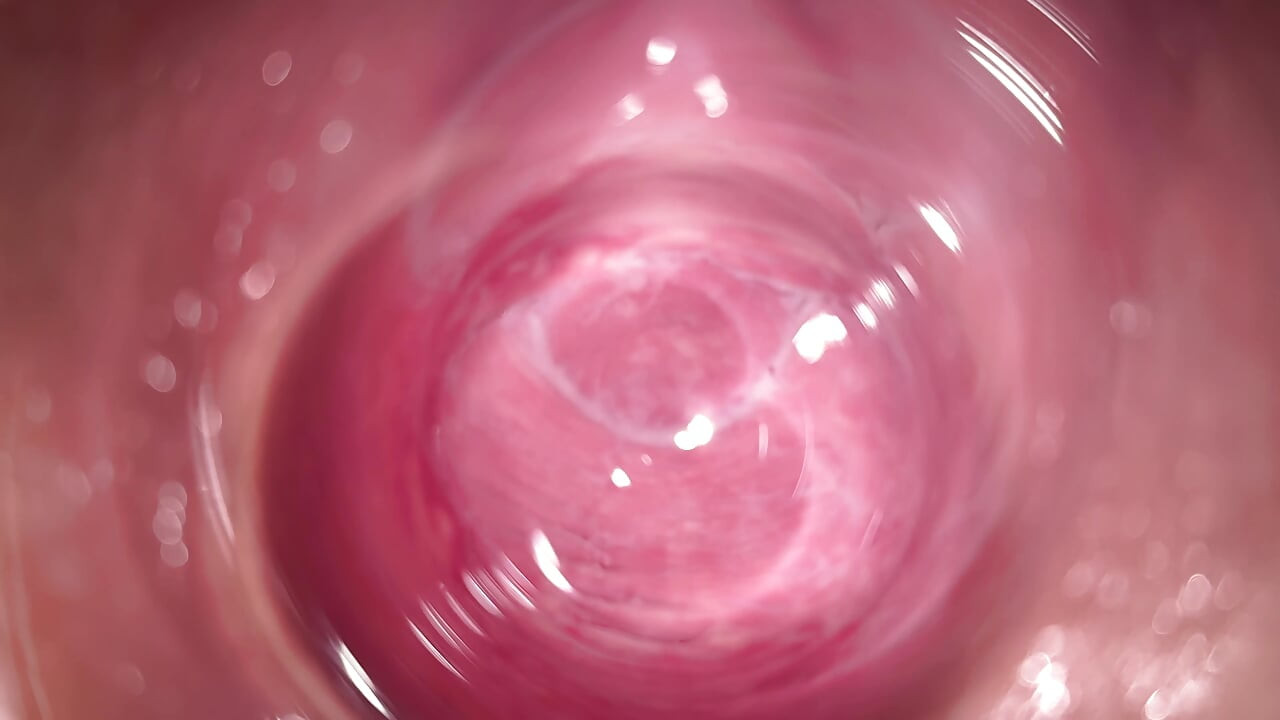 Caméra au fond du petit vagin crémeux de Mia