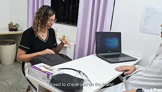 Student geht zum Arzt und er führt eine Bauchuntersuchung bei ihr durch. POV