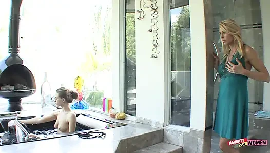 Две нежные девушки целуются, трогают и трахают друг друга в удивительной лесбийской секс-сцене