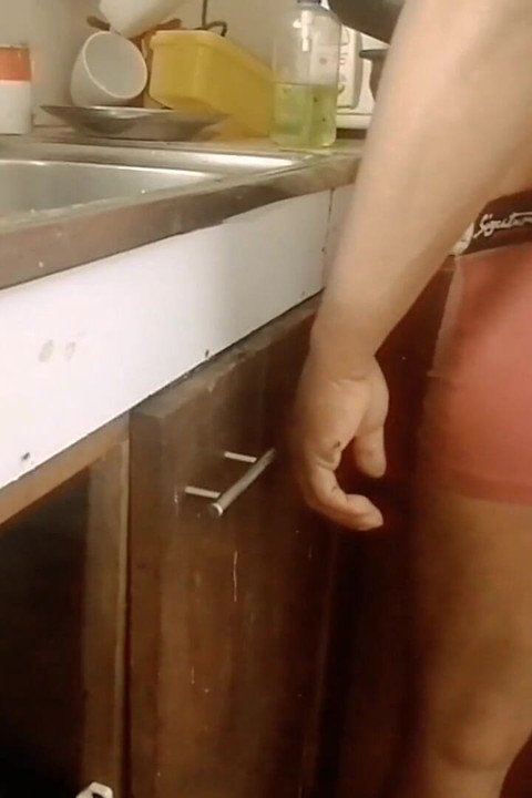 Ciocia właściciela domu uwiodła swojego służącego gotujące chłopca