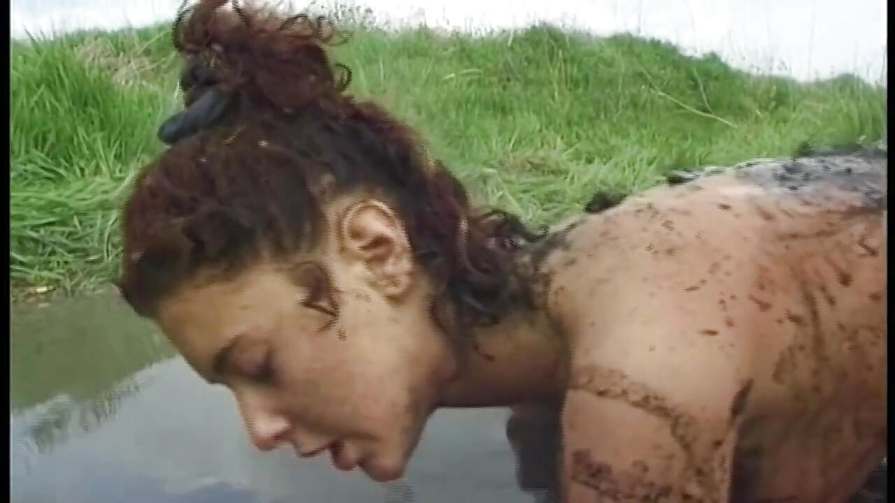 Insaciable morena milf follada en el barro