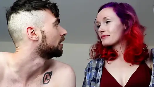 Ateşli alfa çift kadın kılıklı aşağılama fantezisi tarafından aldatıldı ve kadın egemenliğini yitirdi