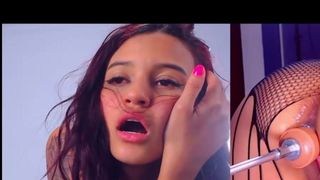 Chica obtiene placer de la máquina de sexo anal en la webcam (video completo)