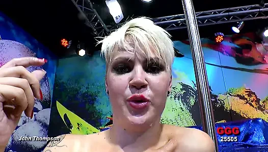 Блондинку Pixie трахнули в гэнгбэнге голодные ебари