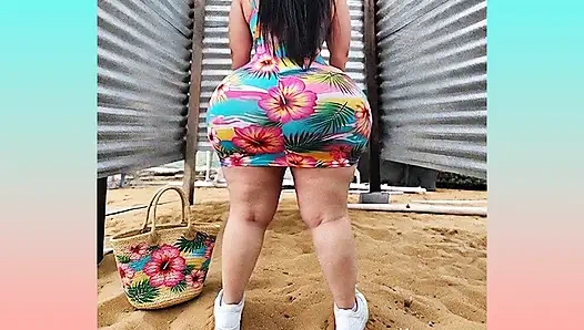 Женщина с большой попкой переодевается в примерочной