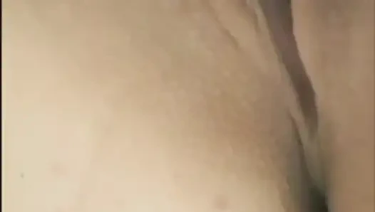 Cowok merekam pacarnya