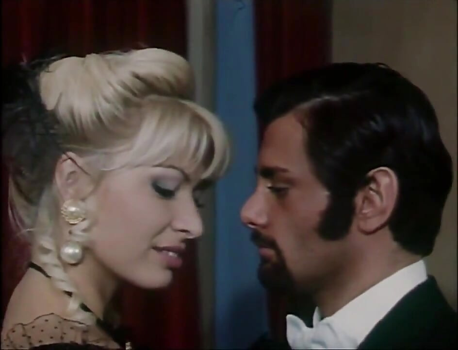 Gyönyörű szőke fasz szopja a punciját a kastélyban