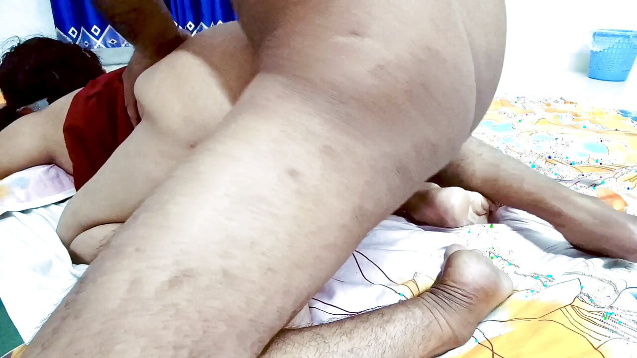Hintli üvey anne yerde çalışan bangali oğlanla sakso çekiyor
