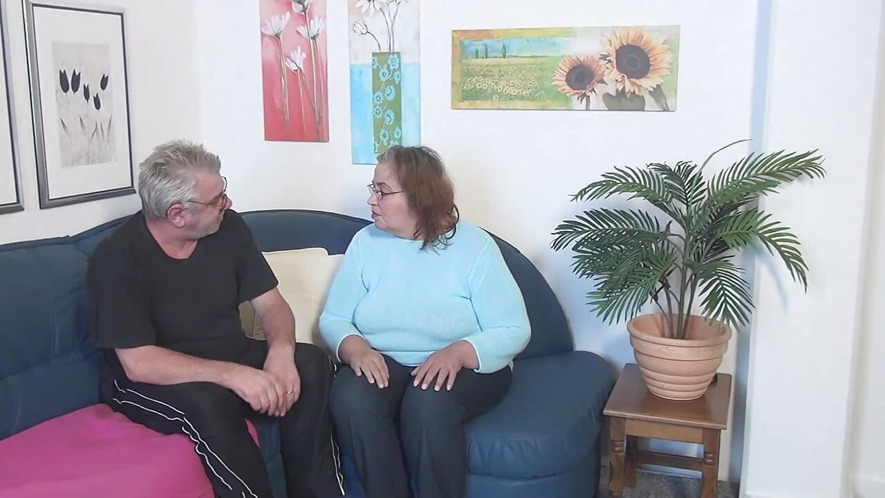 Mature Oma Wird Hart Gefingert Und Dabei Geleckt