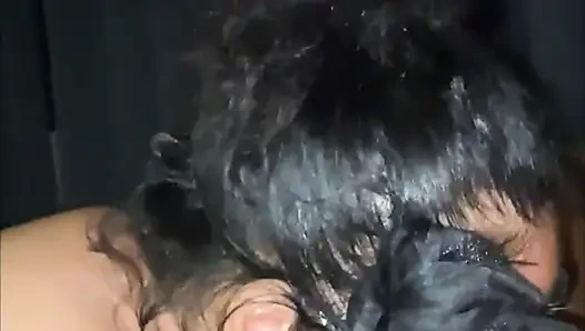 Ailesi evde yokken Asyalı üvey erkek kardeşine gırtlağına kadar sakso çekiyor