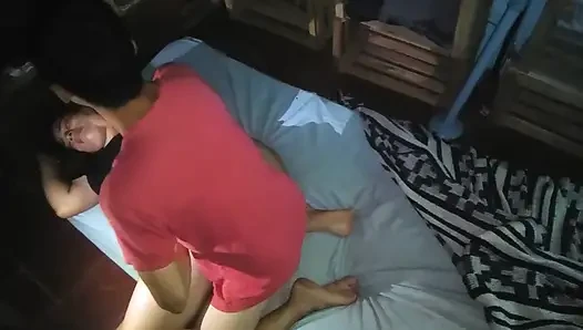 Missionarsstellung mit einem schüchternen mädchen bedeckt sich mit einem kissen