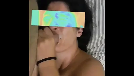 Esmer evli kadın yarak emiyor, ağzına boşalana kadar mastürbasyon yapıyor