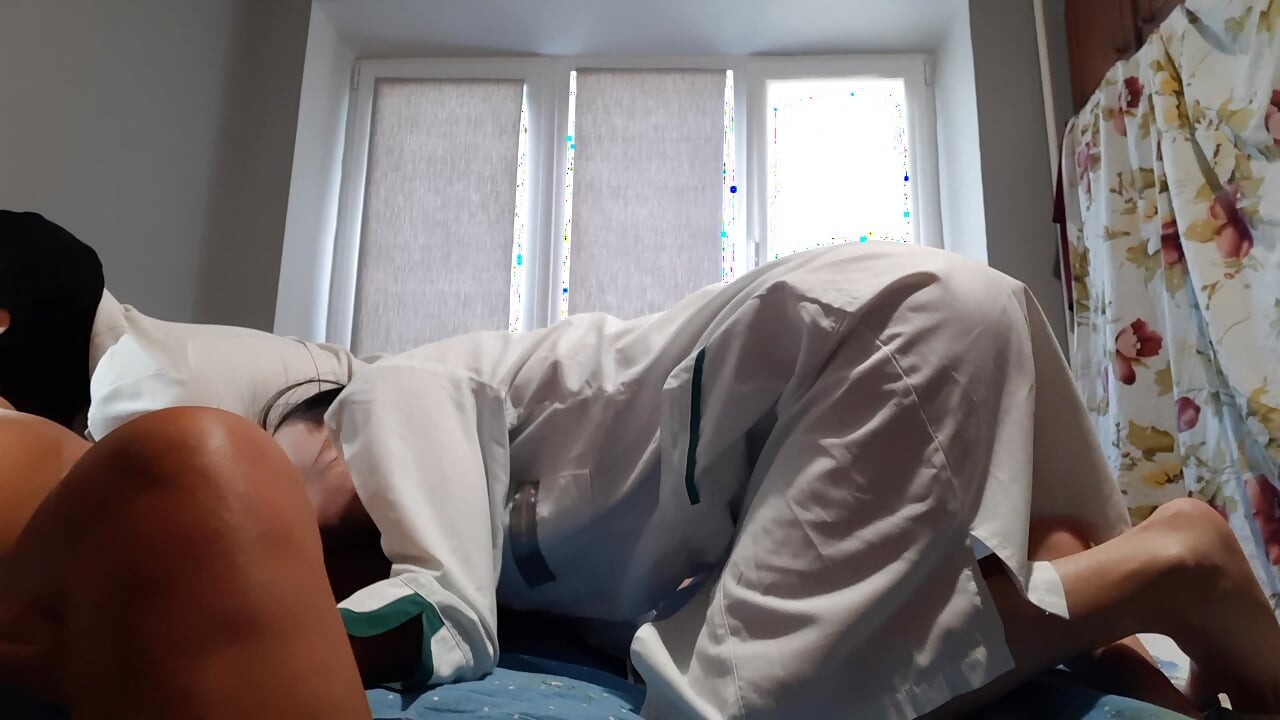 Duas enfermeiras fodem um paciente (fetiche por pés, cunilíngua, lambida de mamilo)