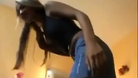 Крошка-блондинка обожает наказывать своего раба