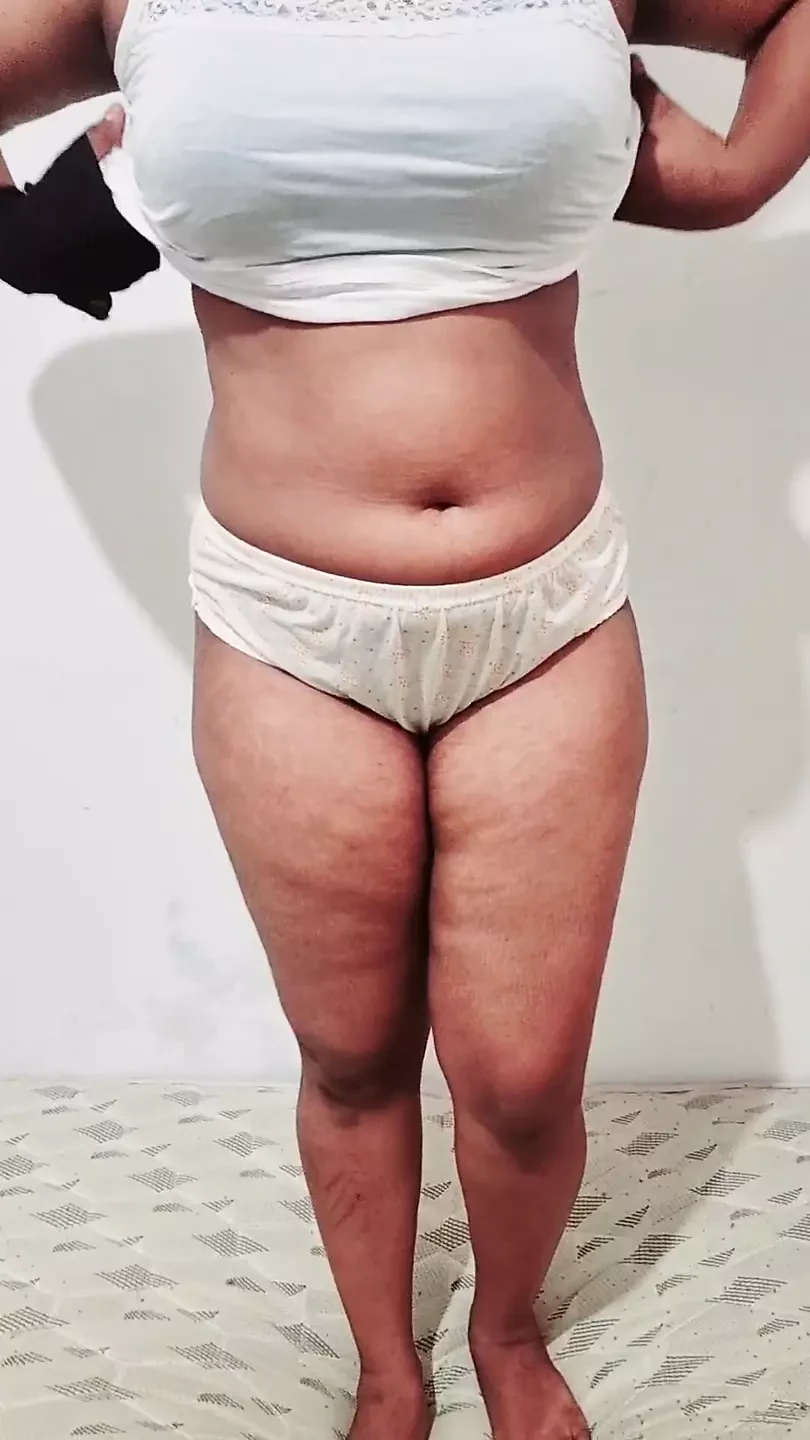 La ragazza dello sri lanka si spoglia e si veste
