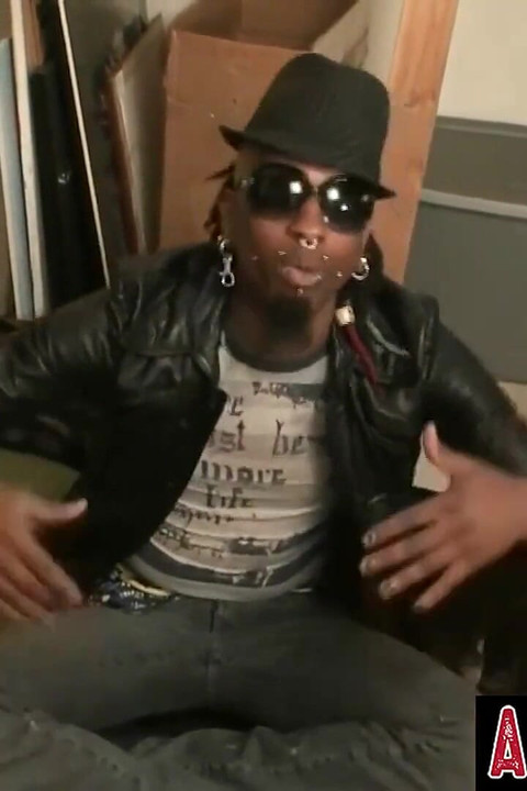 Probušena Penny masturbira ogroman kurac dok je na intervjuu