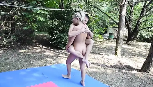 На заднем дворе горячая тинка Lana ублажает своего паренька