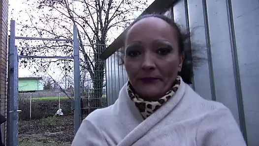 Brünette mit dickem arsch bekommt ihre titten nass gespritzt