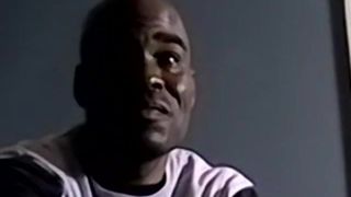 Hübscher schwarzer Amateur streichelt seinen BBC und spuckt heißen Sperma aus