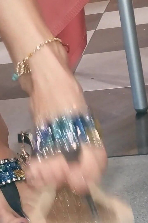 Dangling och Shoeplaying i en bar med My Blue Estrada 'Flip Flops