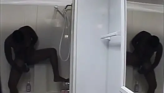 Siyah amcık tıraş olduktan sonra banyoda sikişiyor