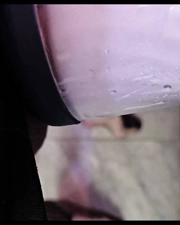 フェムボーイ搾乳機:内気なフェムボーイが可愛い足で機械にフェラされ、ベッドに連れて行き、それからセックスする