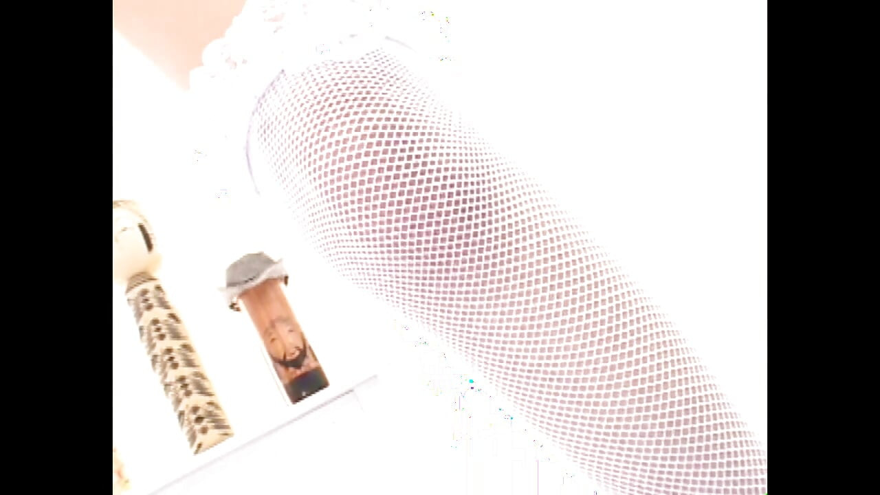 Söt röv och hårdhänt action