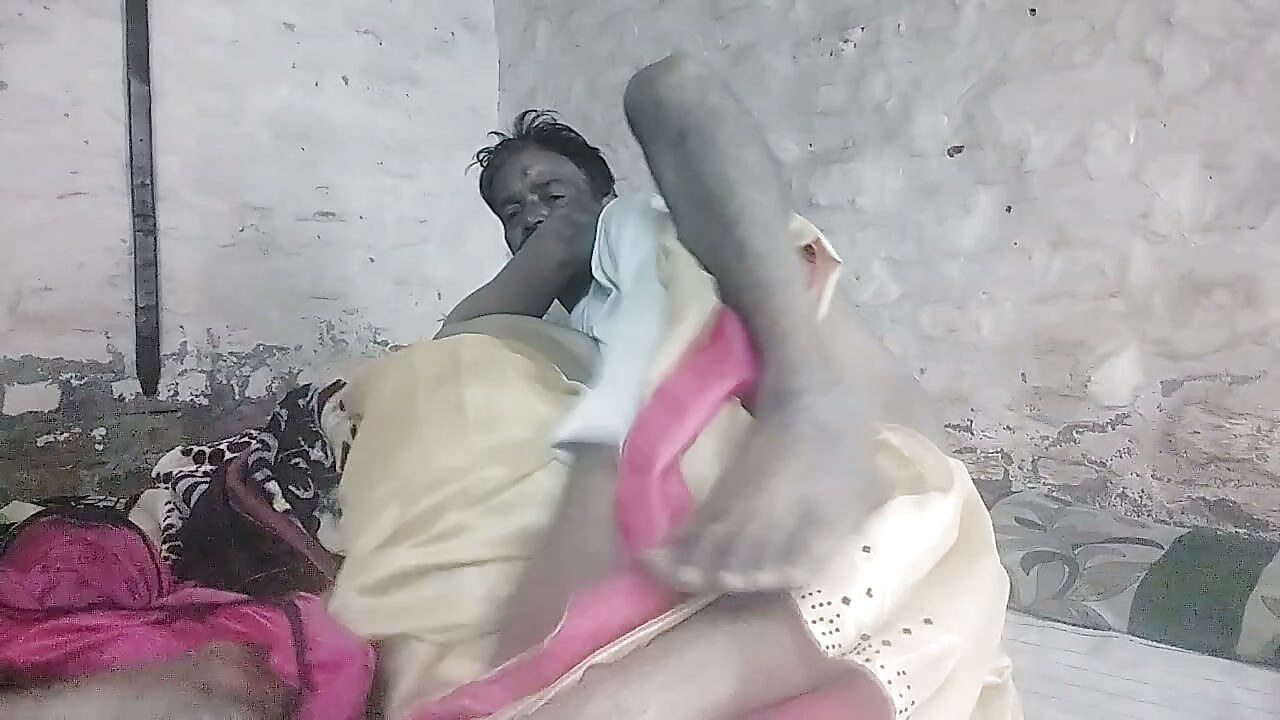 Gaon ki desi bhabhi khud mere kamre mein I
