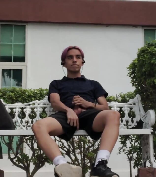 Znalazłem martwe miejsce w parku, więc postanowiłem się szarpać i poczuć adrenalinę, która wiąże się z robieniem gorących rzeczy w miejscach publicznych