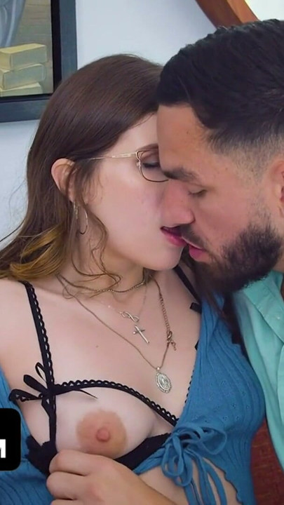 Gatinha excitada envia fotos nuas para o tipo errado | Clip 1