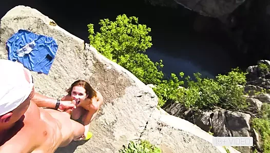 WILDER ÖFFENTLICHER FICK AUF EINER HOHEN KLIPFE IN CANYON. MIA BANDINI