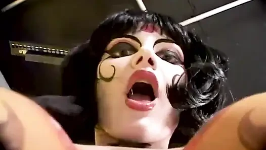 Brittany Andrews harika ejderha vücut boyası duman azdırıyor!