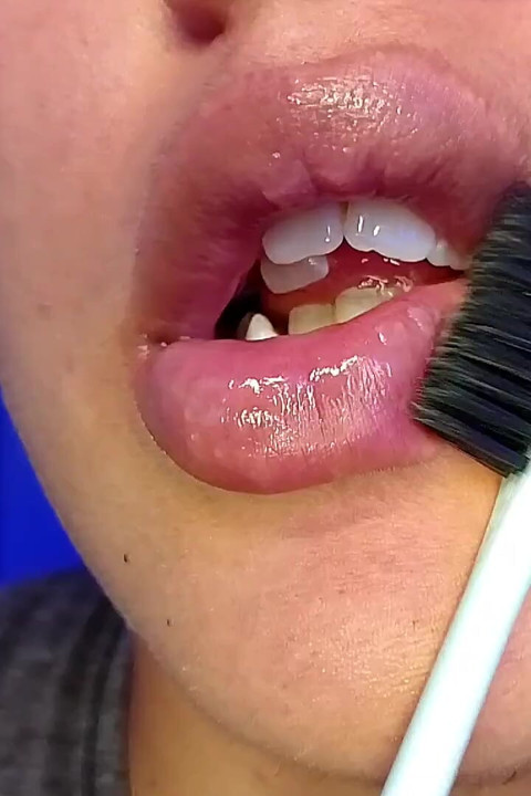 Escovando meus dentes e mostrando meus dentes (close-up)