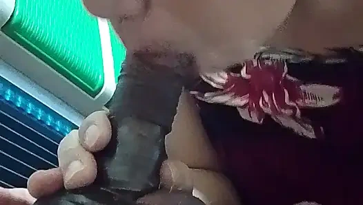 Bana sikimi emmek istediğini söylüyor