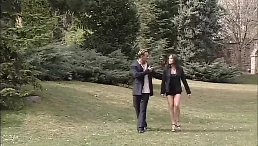 Sexy brünette behaarte muschi doppelt penetriert anal-dreier in der sauna ... in den mund kommen