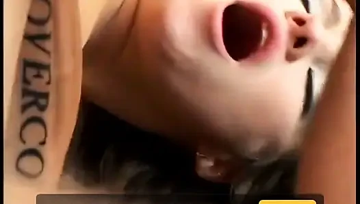 Schlampe zieht sexy höschen aus, um zwei schwänze in alle löcher zu nehmen