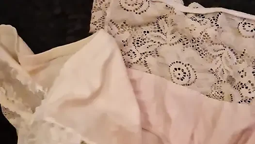Kayınvalidenin külotuyla oynuyor