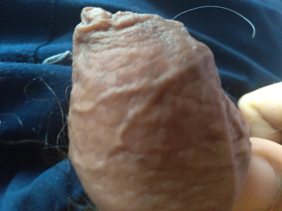 Tânărul puternic își atinge penisul gras, pe deplin excitat