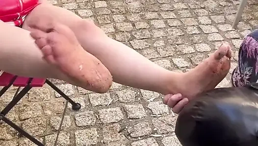 Чистить грязные ноги...