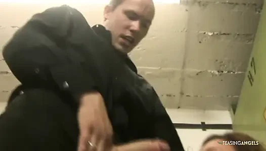 Diese person mit dunklen haaren hat ein großes posterior, das gut für den akt der doppelten analen penetration geeignet ist