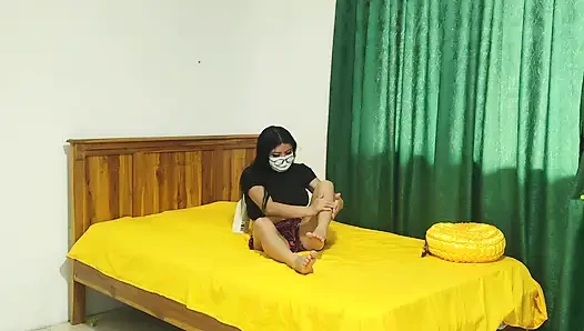 ICH GEBE KÖRPERCREME AUF, WÄHREND ICH EIN PORNO-VIDEO MEINES LIEBHABERS FILME