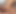 茶髪の男は痩せた男の毛の上に座り、ミルクを取るまで待った