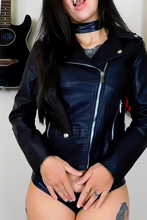 Leather Jacket Joi dalam Coli Satin