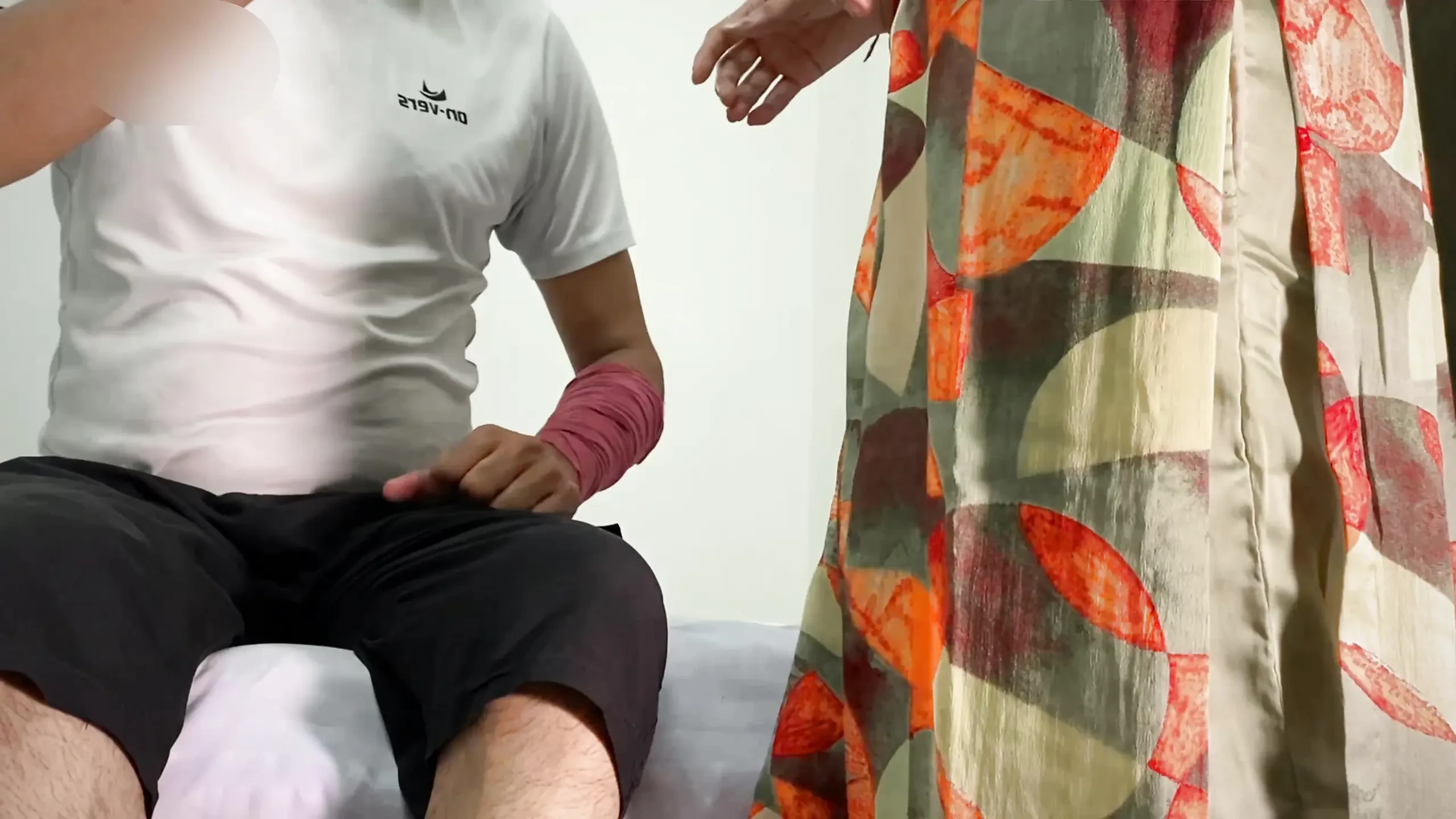 Desi byn Bhabhi ringde sarpanch hem och hade sex med honom