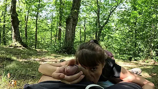 MILF erwischt perversen beim masturbieren im öffentlichen park wird angepisst und riesige gesichtsbesamung