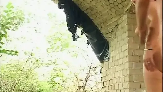 Pirang dengan payudara besar disetubuhi di tempat yang bejat