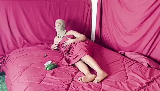 Соло чернокожей Female Мебо с огурцом